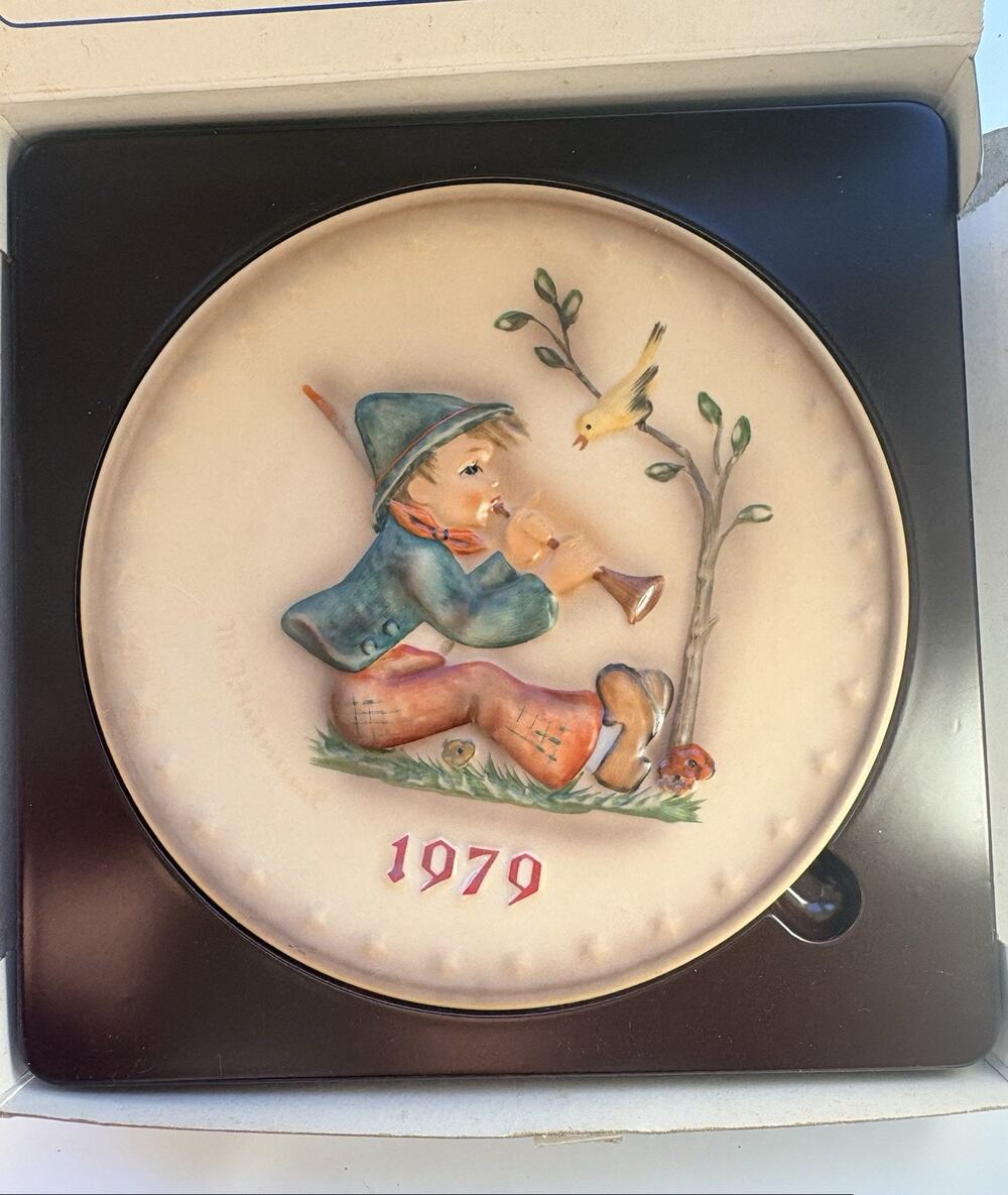1979 MJ HUMMEL GOEBEL ANNUAL PLATE PAINTED IN GERMANY “SINGING LESSONS” W/ BOX